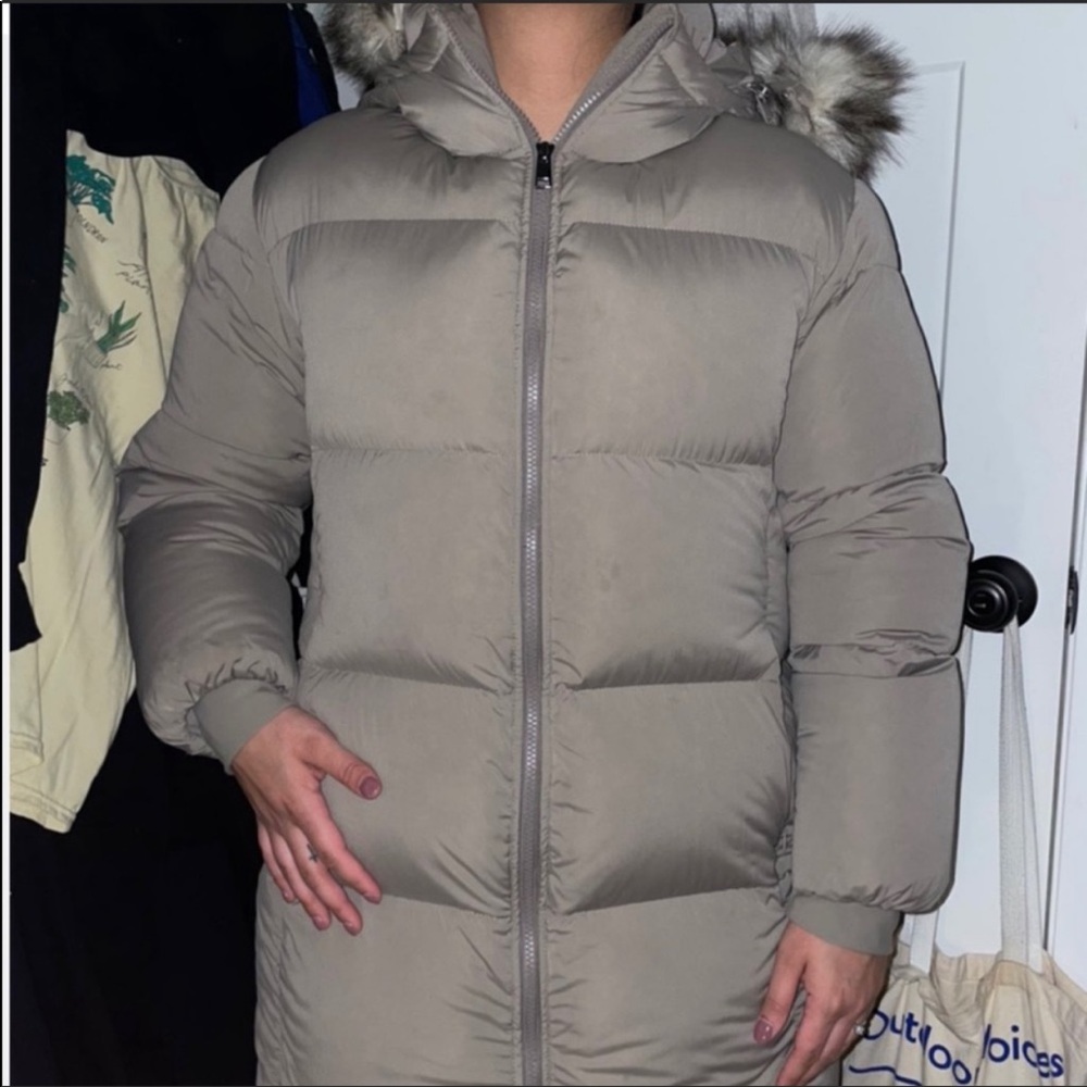 Aritzia Babaton Grey Puffer Coat – Mid Length with Fur Trim Hood (Size S)